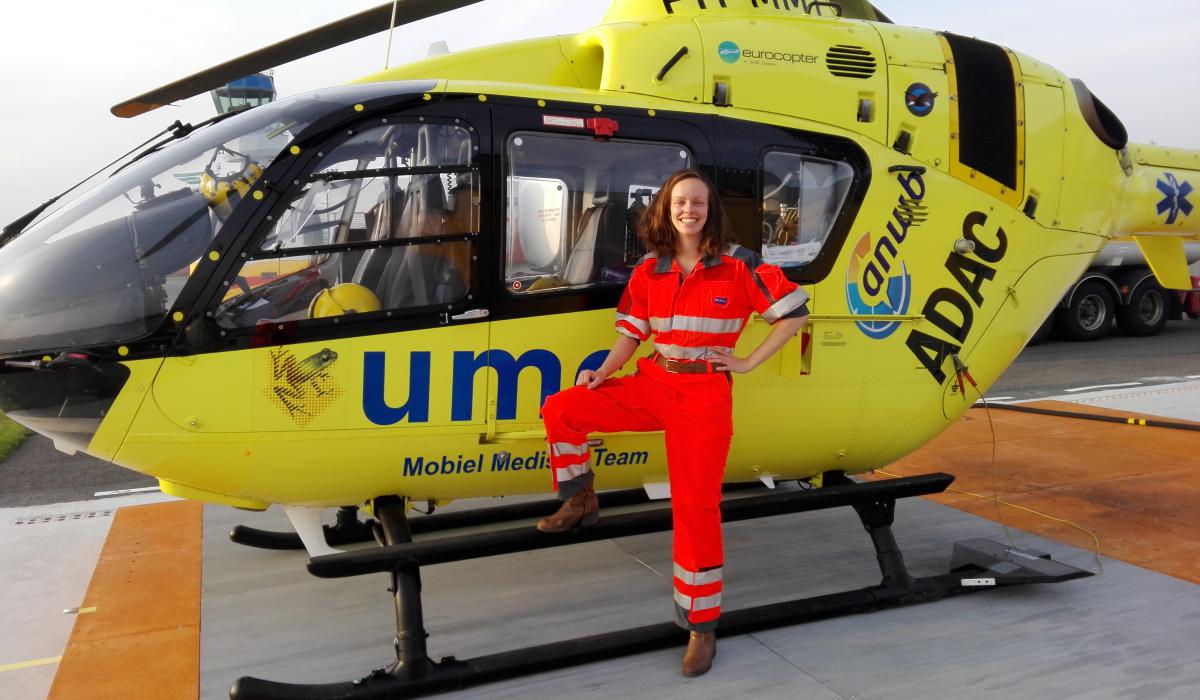 Helikopters voor traumacentra/Jorinde Bijpost poseert tijdens haar meeloopdag.jpg